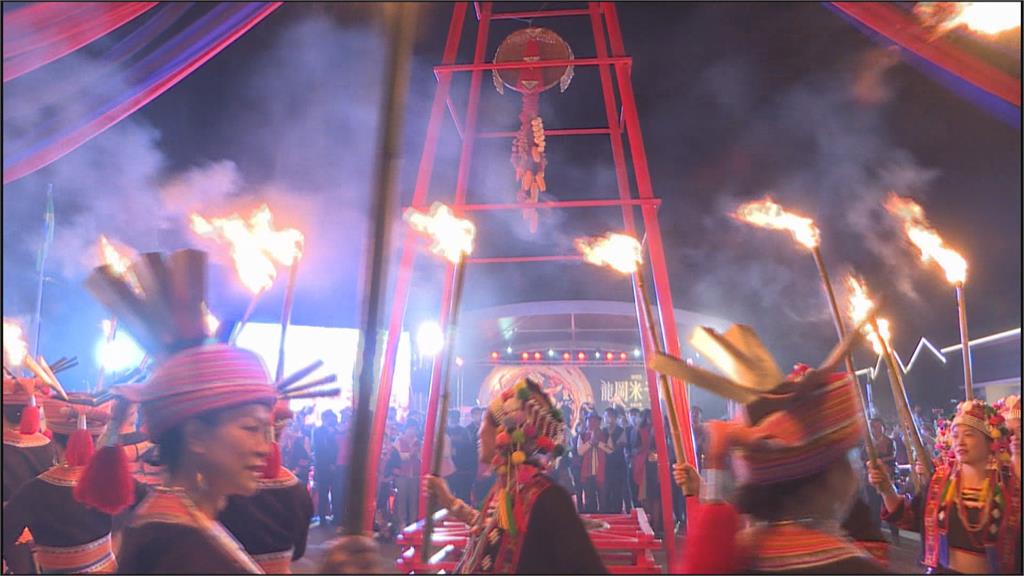 龍岡米干節「火把晚會」 張善政邀12國駐台使節點燃篝火、精彩火舞秀