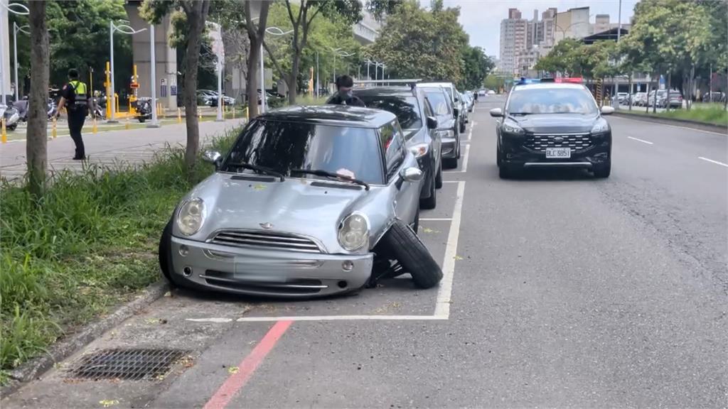 變形金剛 ? 轎車「外觀詭異」停路邊 輪胎外八.保險桿脫落