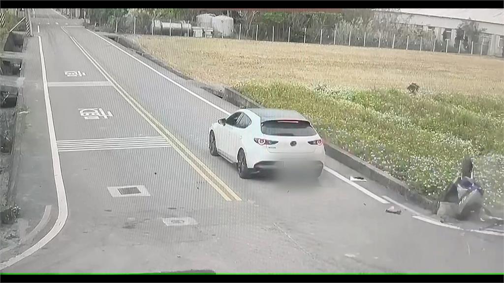 斗六轎車疑疲駕「保齡球式撞11車」 再撞電桿翻覆