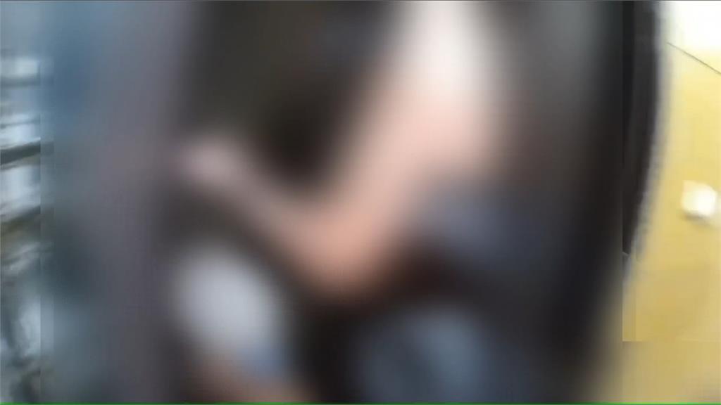 女喝到斷片睡昏在計程車上 2警化身保母護送回家