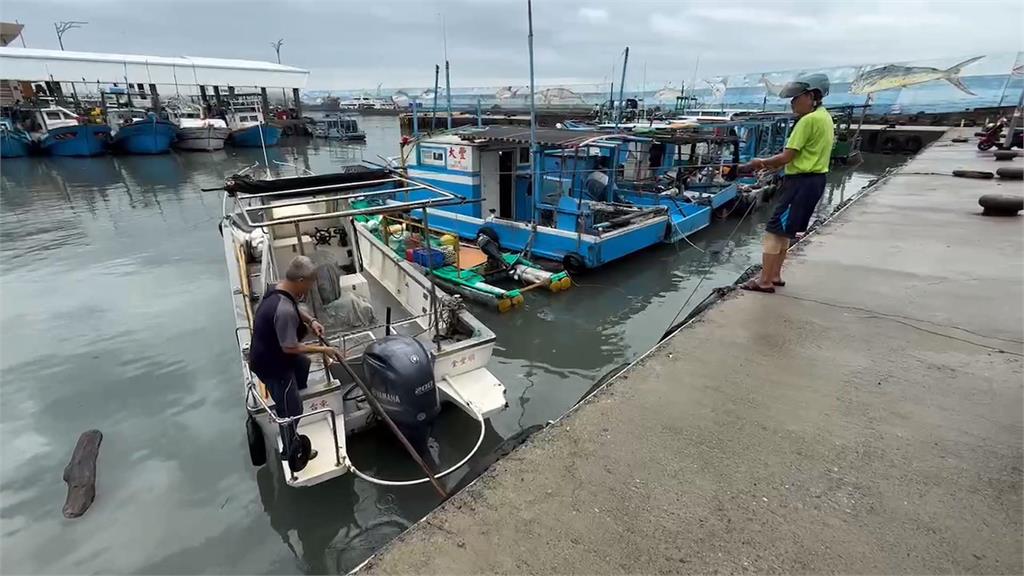 山陀兒過境!台東海面現零星漂流木 漁民急出海維護生計