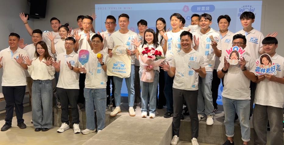 張嘉郡青年團秀競選小物　搶搭匹克球風潮挺運動