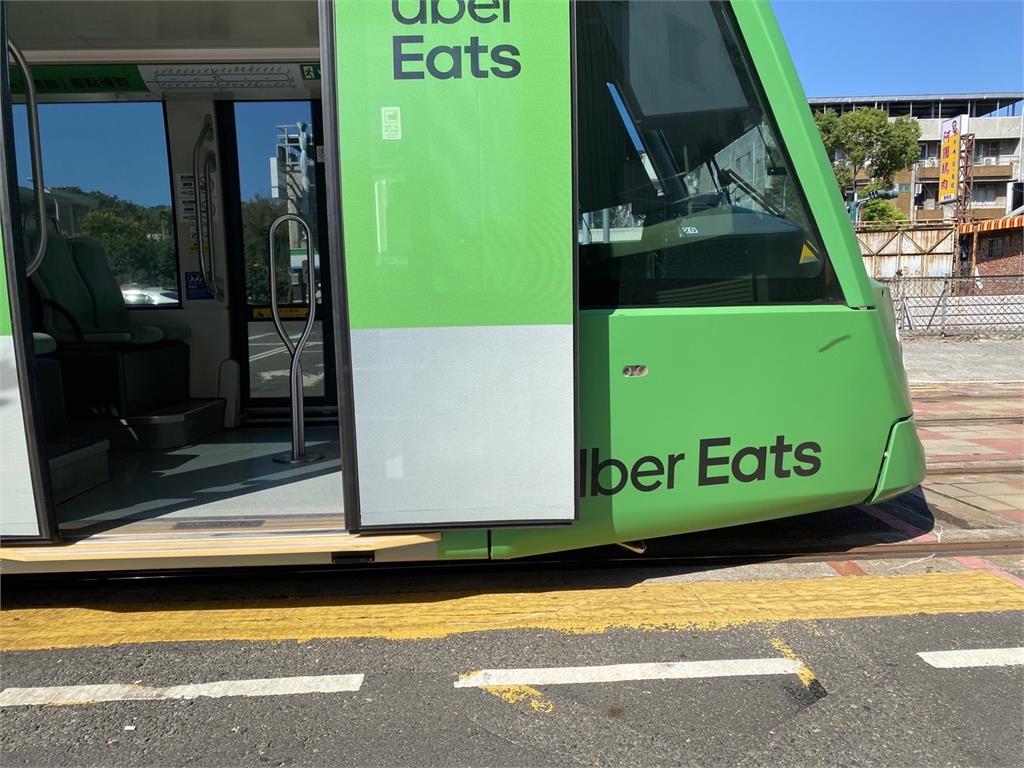 快新聞/高雄老翁雙載騎車「闖紅燈」 遭輕軌列車擦撞瞬間曝光