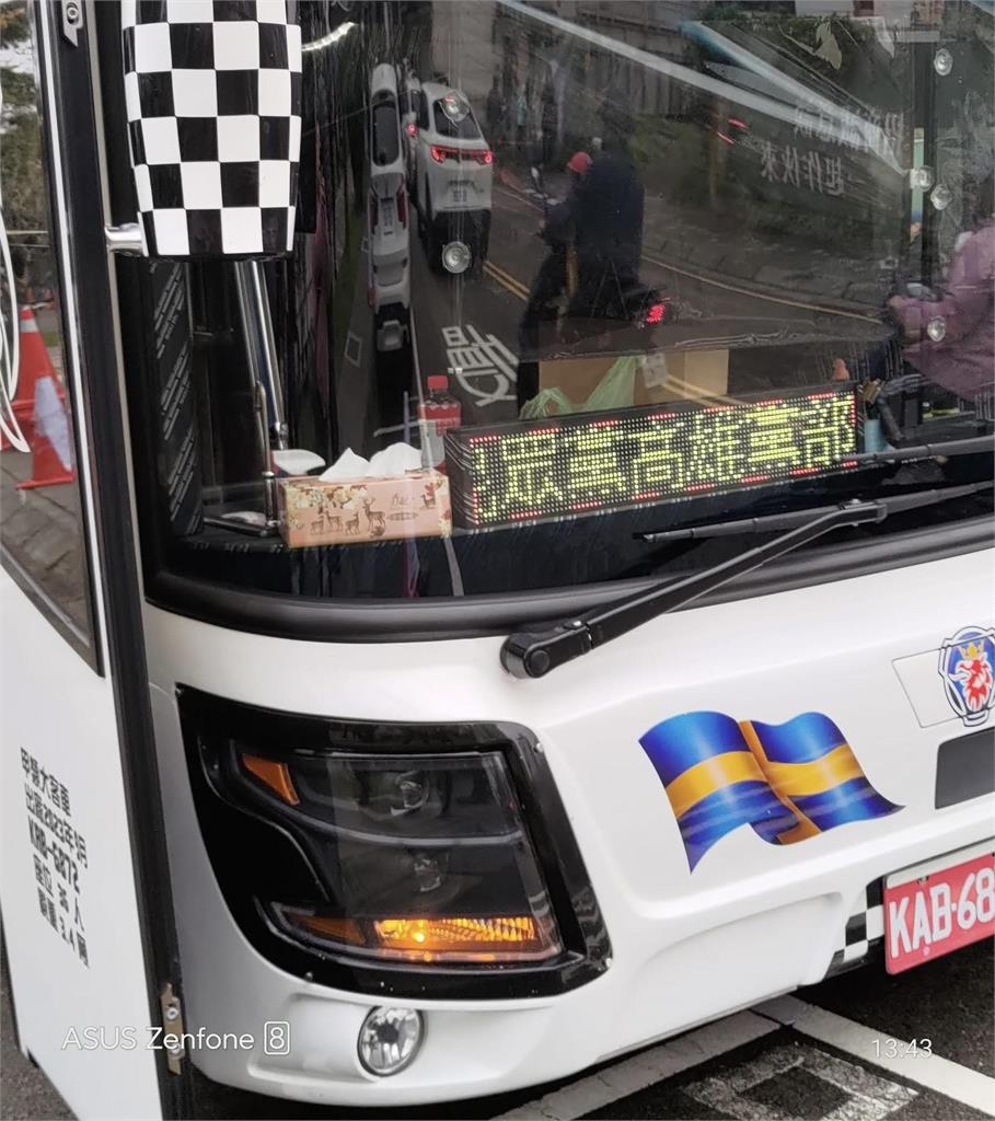 黃國昌淚喊「沒有遊覽車」!四叉貓曬「現場1景象」狠打臉:小草快去支援