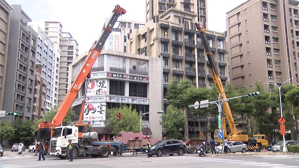 砰!雙子星大樓鋼梁「載運途中掉落」 轎車險遭波及