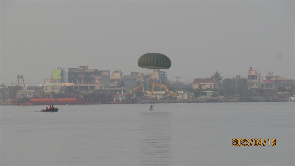 快新聞/陸軍航特部大鵬灣傘訓畫面曝! 傘兵空降海面超壯觀