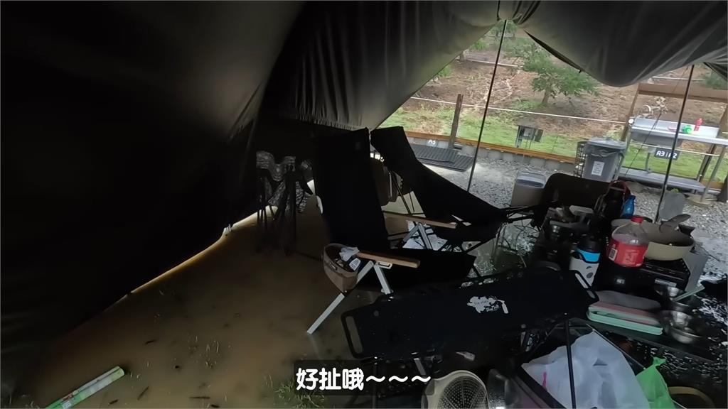 網紅露營遇大爆雨!帳篷淹到「手動挖溝排水」 悲慘過程網笑:用生命拍片