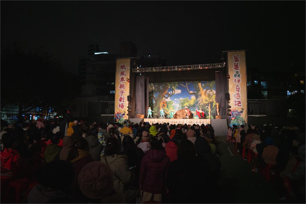 快新聞/不畏嚴寒!吳秉叡邀紙風車演出千人參與 蘇巧慧:繼續為下一代努力