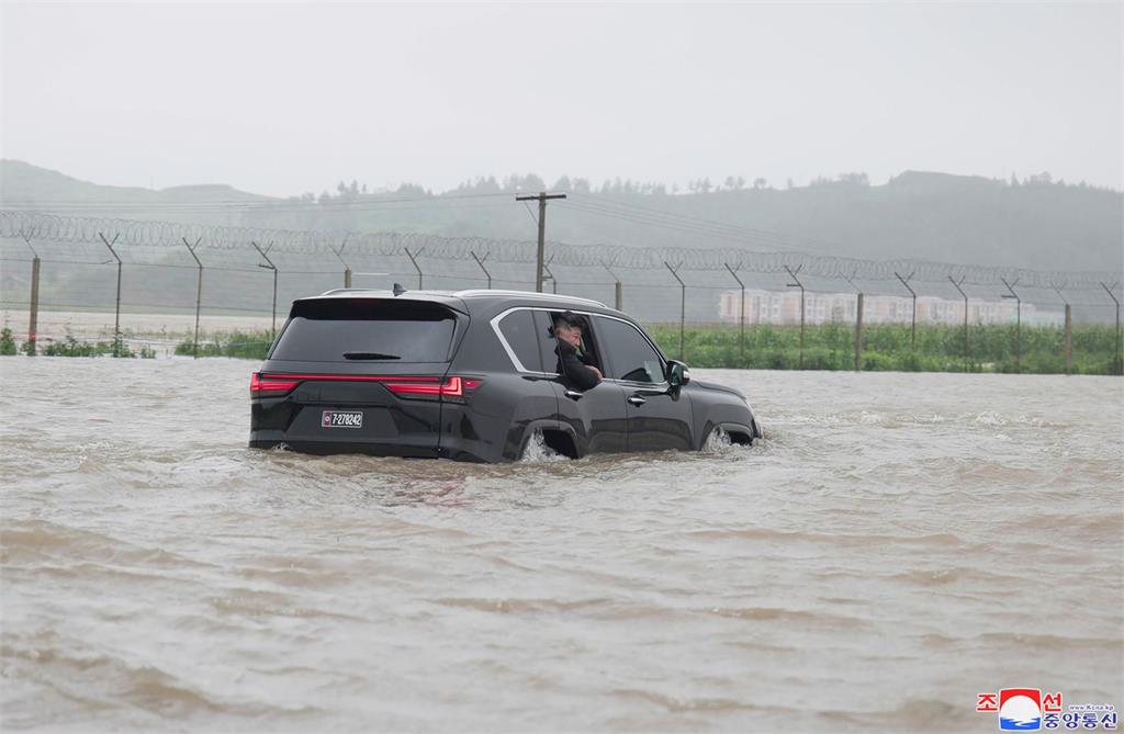 快新聞/瑟瑟發抖!北朝鮮暴雨淹水 金正恩「搭艇勘災」險遭樹木撞頭