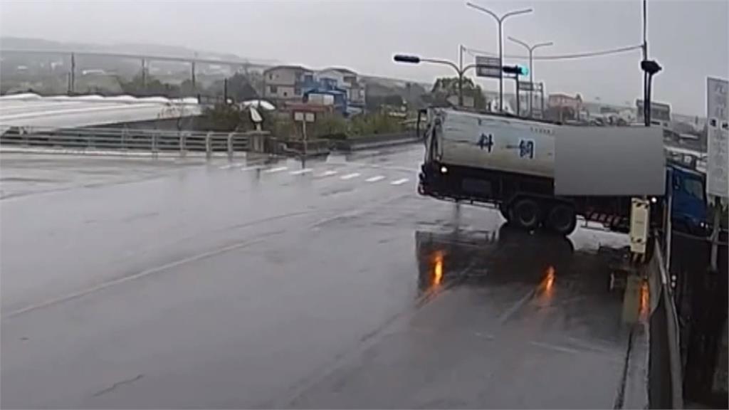 悚!台13線大貨車轉彎 騎士未注意撞上連人帶車捲入車底