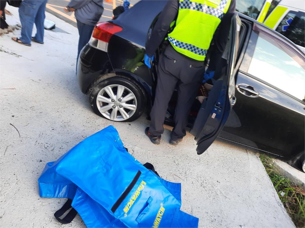 苗128線一家4口出遊失控自撞 車頭卡電桿「呈U字形」驚險畫面曝