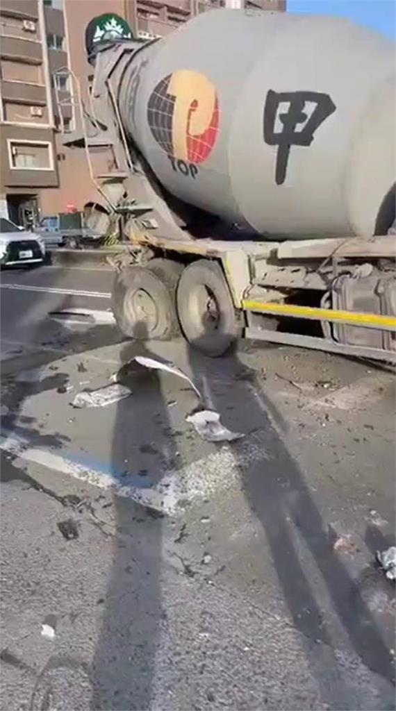 快新聞/特斯拉追撞水泥車波及2機車! 現場7傷1困車內