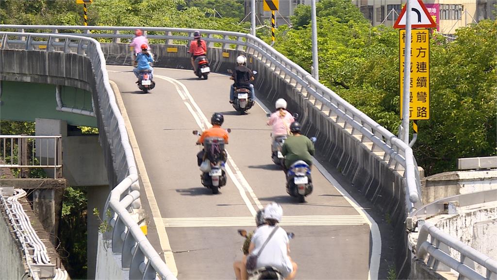 重陽橋又見「汽車誤闖機車引道」 騎士PO網「第一次遇到這種大聰明」