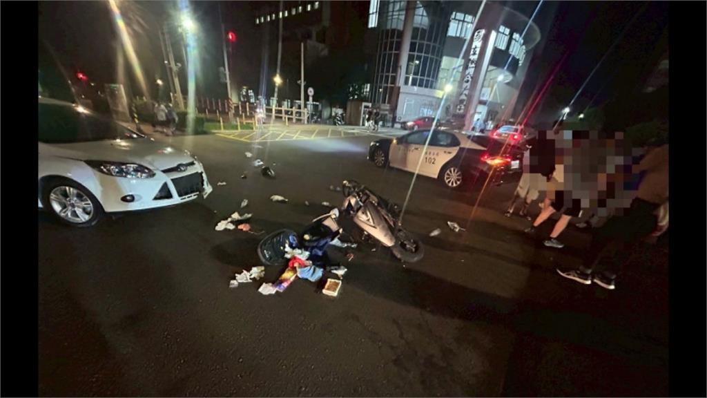大學生開車左轉進校門　70歲騎士慘被撞飛「雙膝骨折」