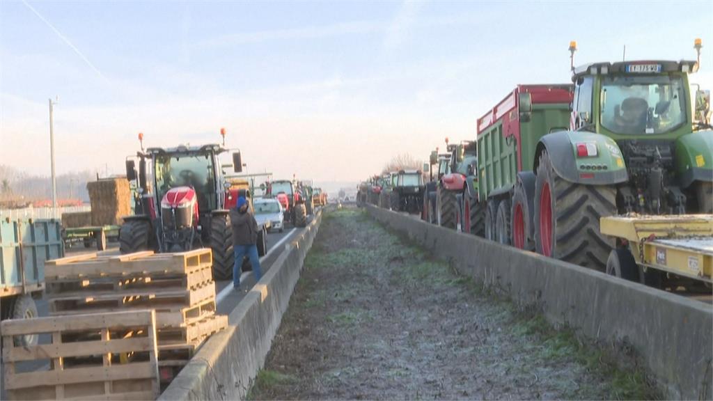 改革遙遙無期看不見未來　法國農民「曳引車堵高速公路」抗議