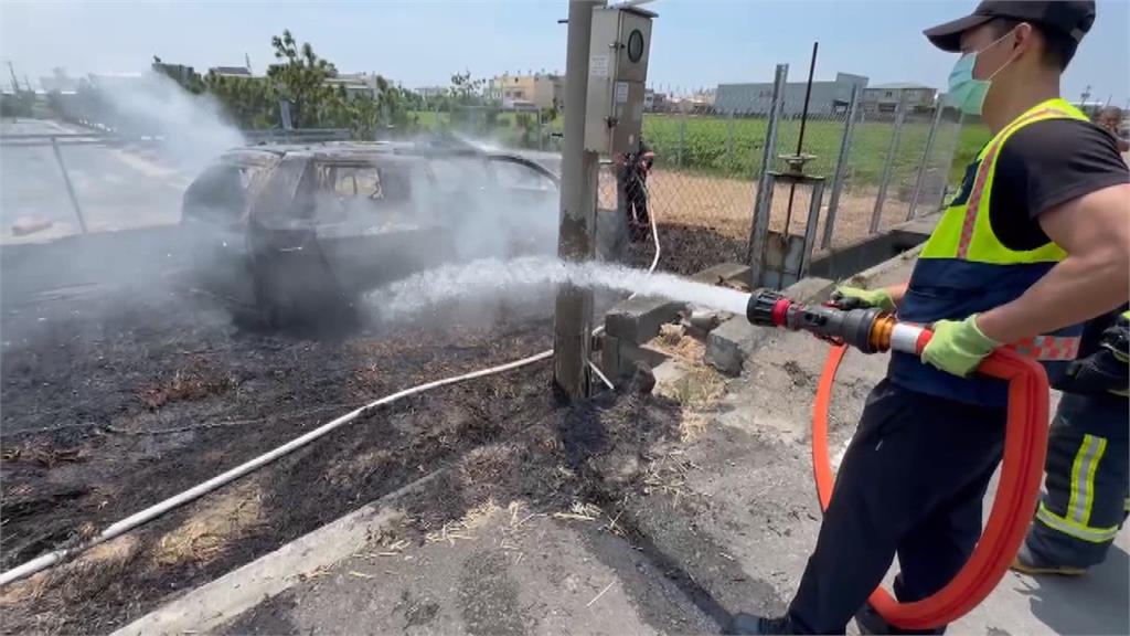 另類颱風受災戶!疑凱米稻草成堆釀禍 廂型車空轉冒火花瞬間成火球