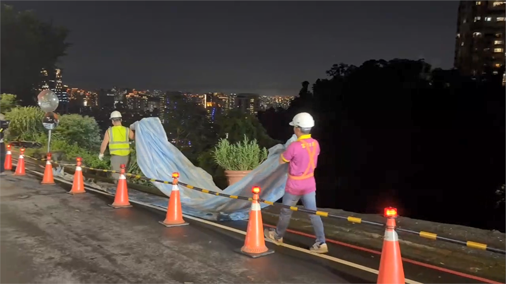 快新聞／豪雨成災！新店路面崩釀5車墜　新北市府曝最新搶修進度