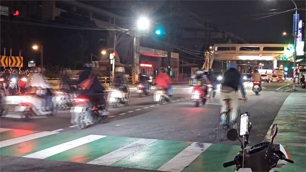 桃園汽車連環撞六機車釀多人傷　駕駛：腳卡住踩不了煞車