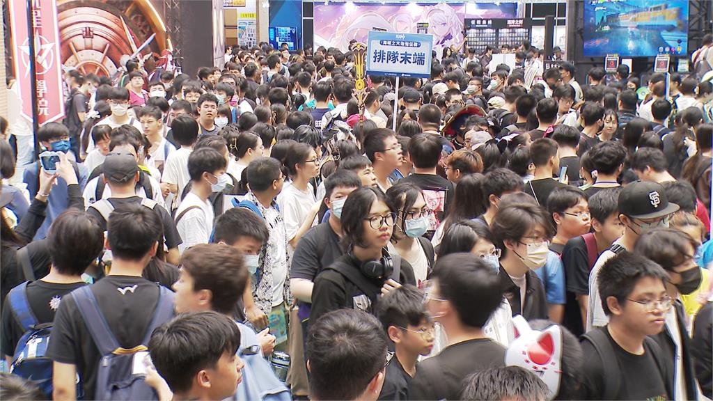 漫博.啟動!粉絲百米衝刺入場 搶周邊荷包不管了
