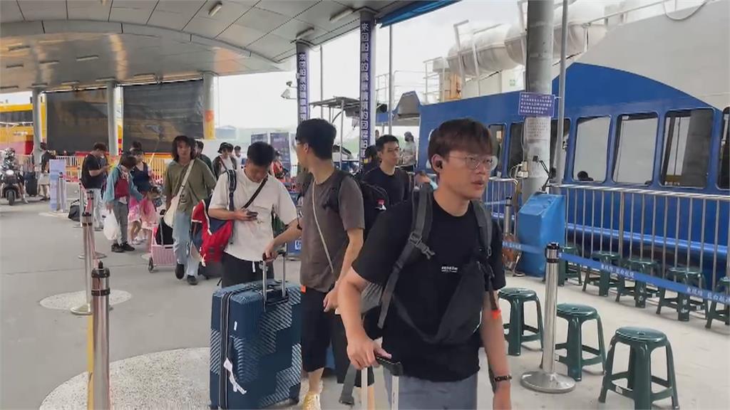 東琉線午後船班停駛! 東港碼頭工人忙運補物資 遊客趕搭末班船