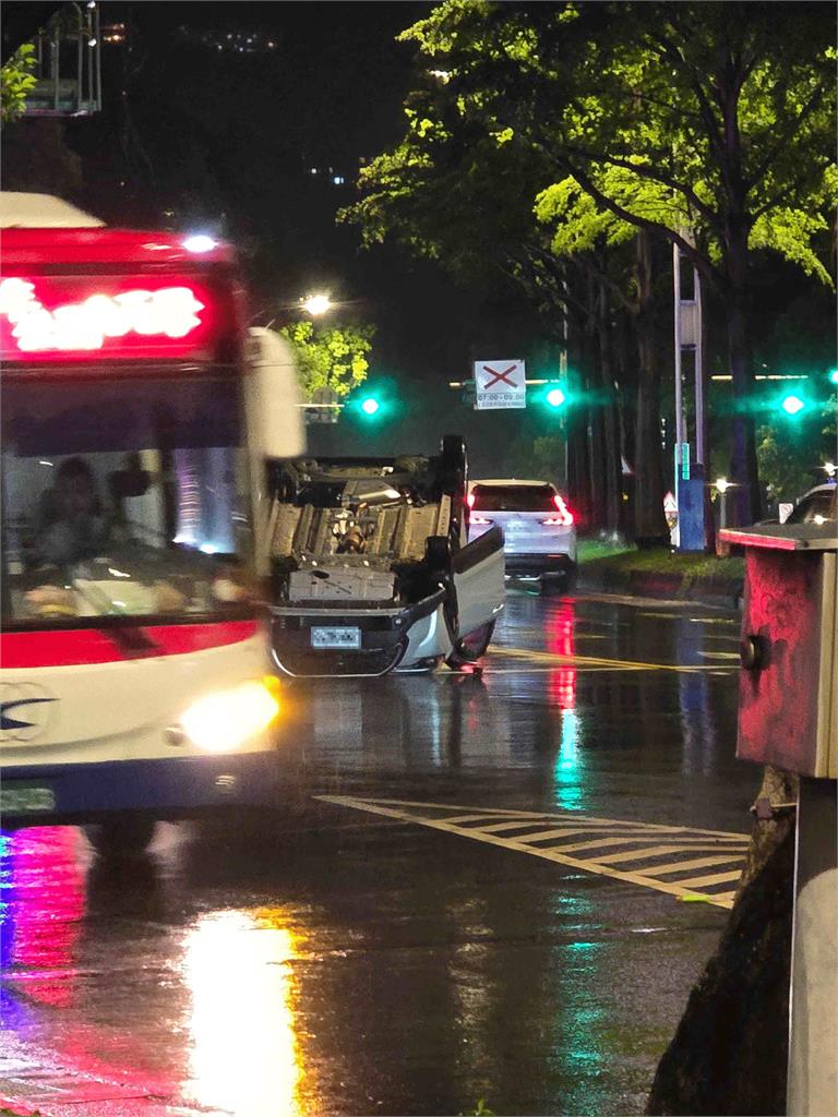 快新聞／士林翻車