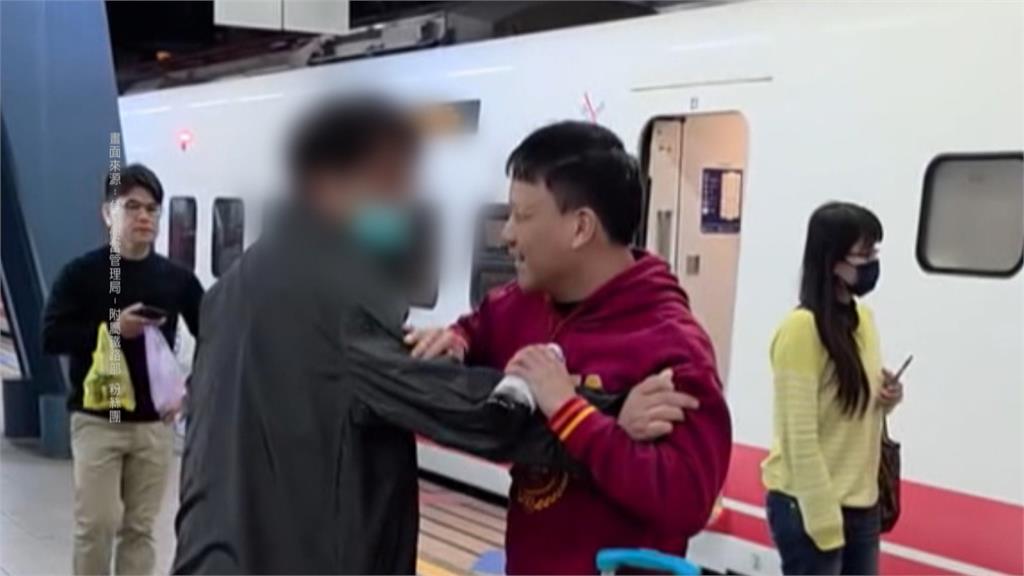 口罩男硬闖慧燈中學「火車專車」 近400位師生等他一個..家長怒了架人下車