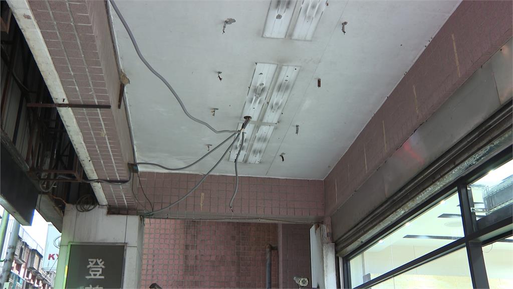 砰！汐止牙科診所騎樓天花板「整片崩塌」　行人經過險遭砸