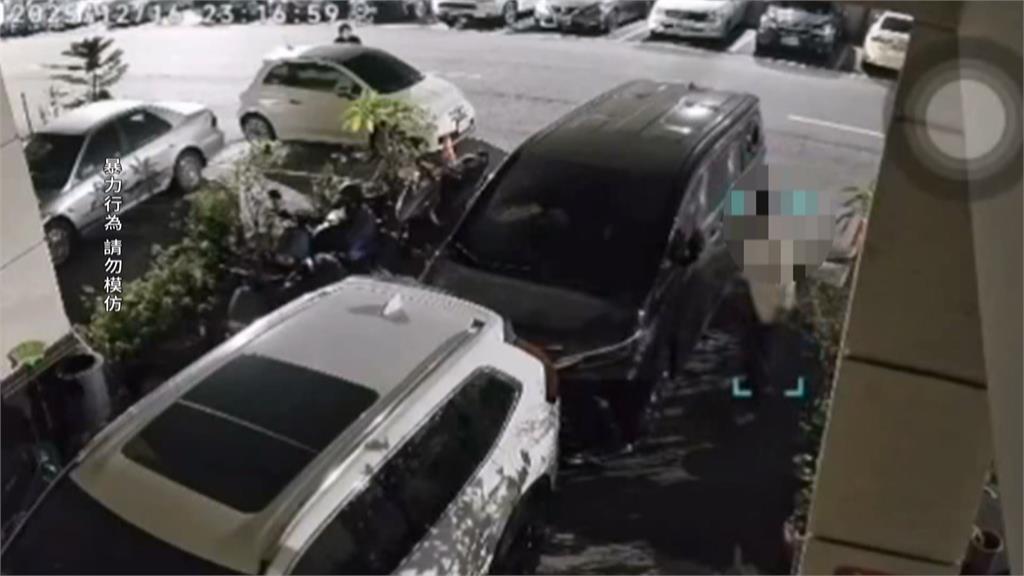 私人糾紛變成砸車衝突！　七旬男持大剪刀狂砸車洩憤