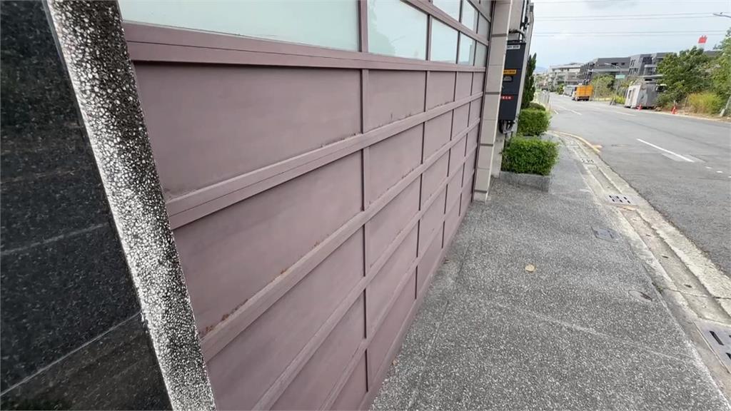 高雄夫妻疑鄰居通報愛犬遭抓走 頻對鄰居家砸蛋貼字條