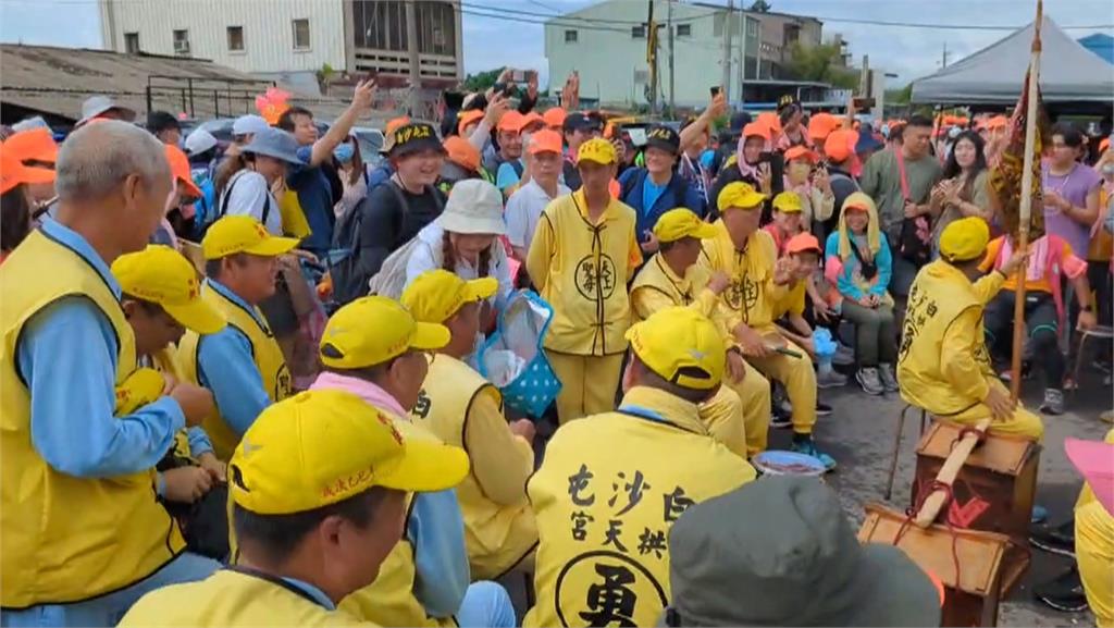 罕見同框!白沙屯媽祖回鑾 巧遇台中分靈媽祖