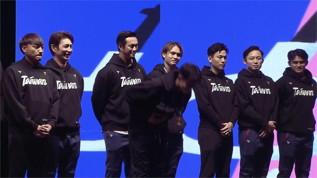 新北"台灣英雄見面會" 林昱珉穿上TAIWAN帽T與球迷同歡