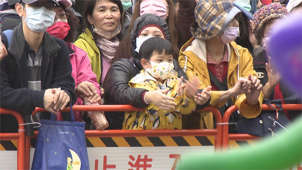 台灣燈會開幕踩街遊行暖場 靈安社打頭陣、景美女中樂儀旗隊精彩演出