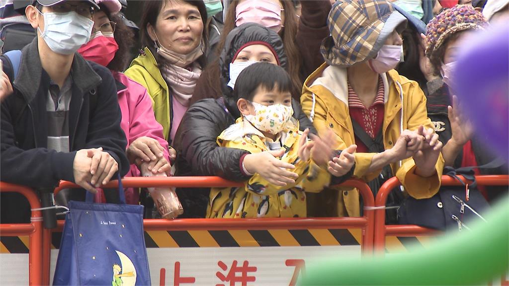 台灣燈會開幕踩街遊行暖場　靈安社打頭陣、景美女中樂儀旗隊精彩演出