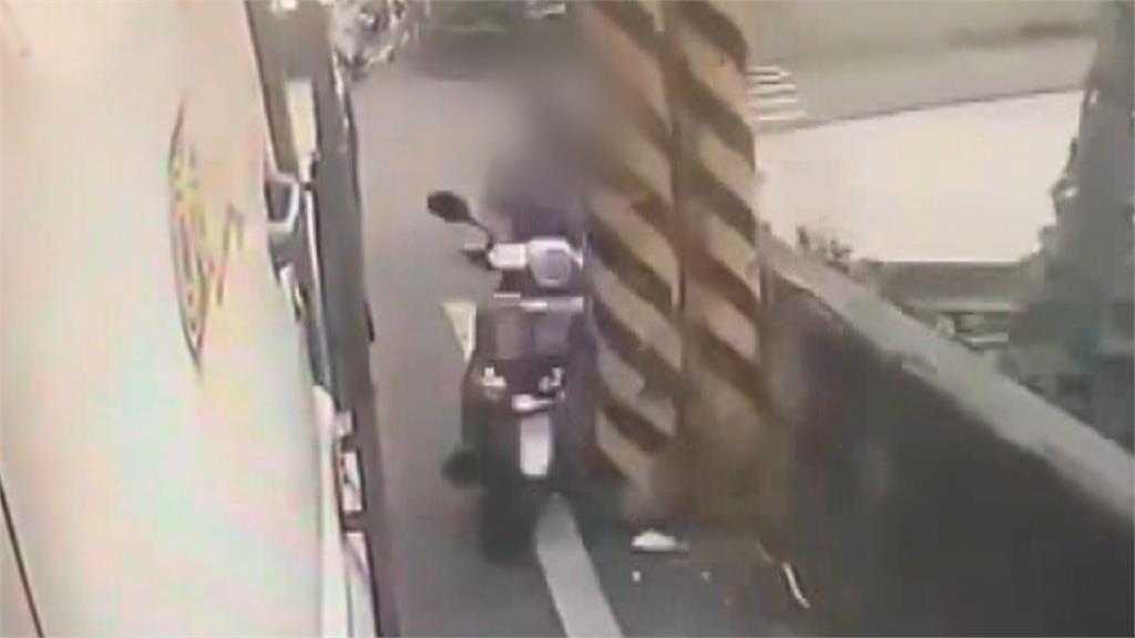 驚悚! 撞上電桿又擦撞大貨車 騎士重傷昏迷搶救