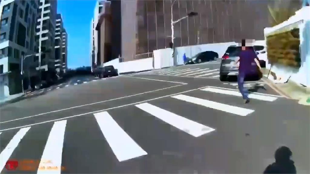 駕駛身揹4條通緝拒檢攔查作勢衝撞 警拔槍朝車輪擊發4槍壓制逮捕