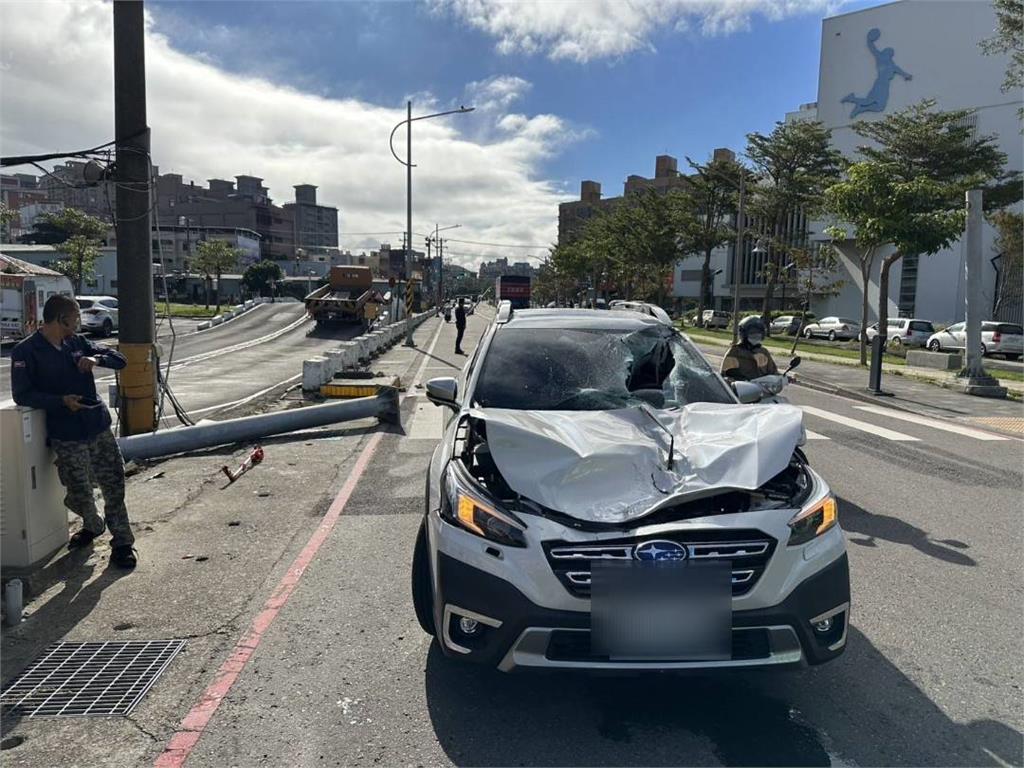 悚!大貨車撞垮限高架「猛砸對向車」 1駕駛受傷送醫
