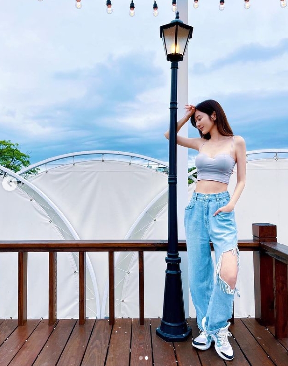 曾莞婷「透心涼穿搭」曝光!中空裝狂秀神級曲線:最近有點熱