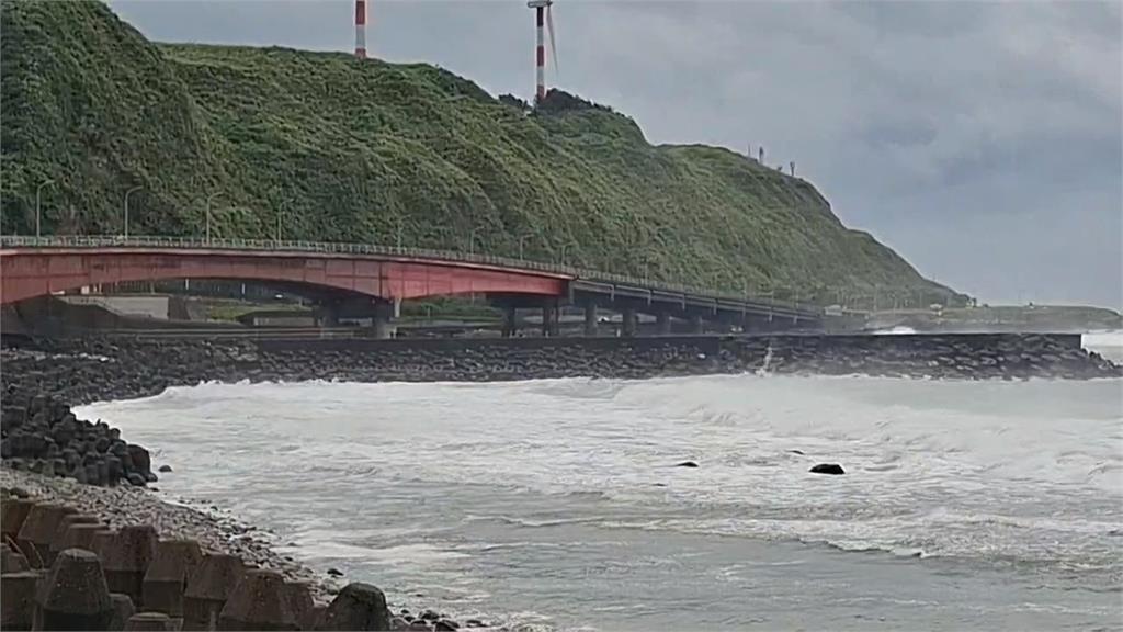 白海豚颱風逼台！海水倒灌挾帶木塊、垃圾　新北攤販連兩天被迫收攤