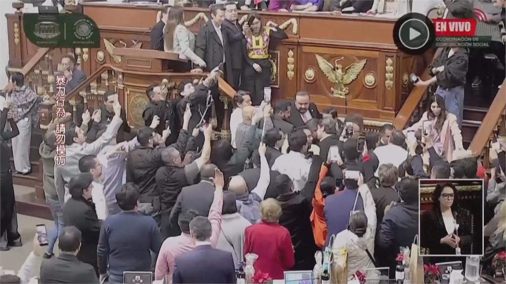 墨西哥城議會火爆全武行！ 反對黨、執政黨互扯頭髮、搧耳光