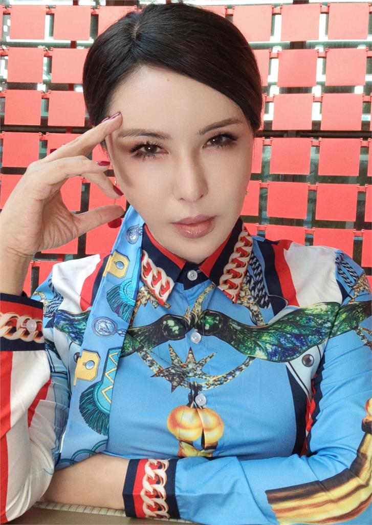 巧遇納豆、依依牽手散步!利菁大讚畫面很美好:像老夫老妻
