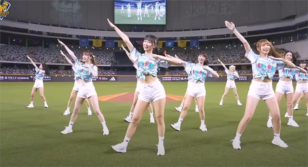 PS女孩「集體彎腰扭動」掀暴動!35歲峮峮突哽咽淚崩「爆退休規劃」