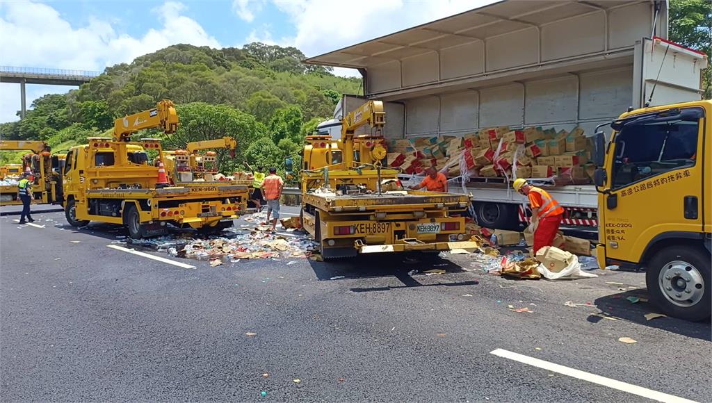 國3西湖段聯結車撞路肩緩撞車　載運礦泉水散落車道一度封閉