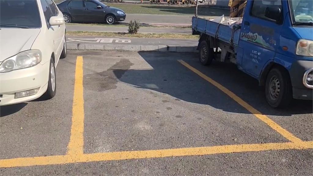 毋湯!停車場變「曬被場」 阿嬤佔用車格自帶鐵桿晾被