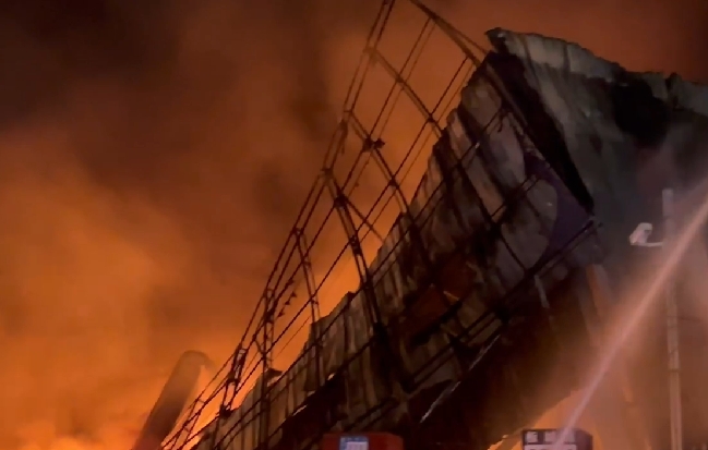 快新聞／板橋鐵皮工廠凌晨大火！　民眾驚：現場有聽到爆炸聲