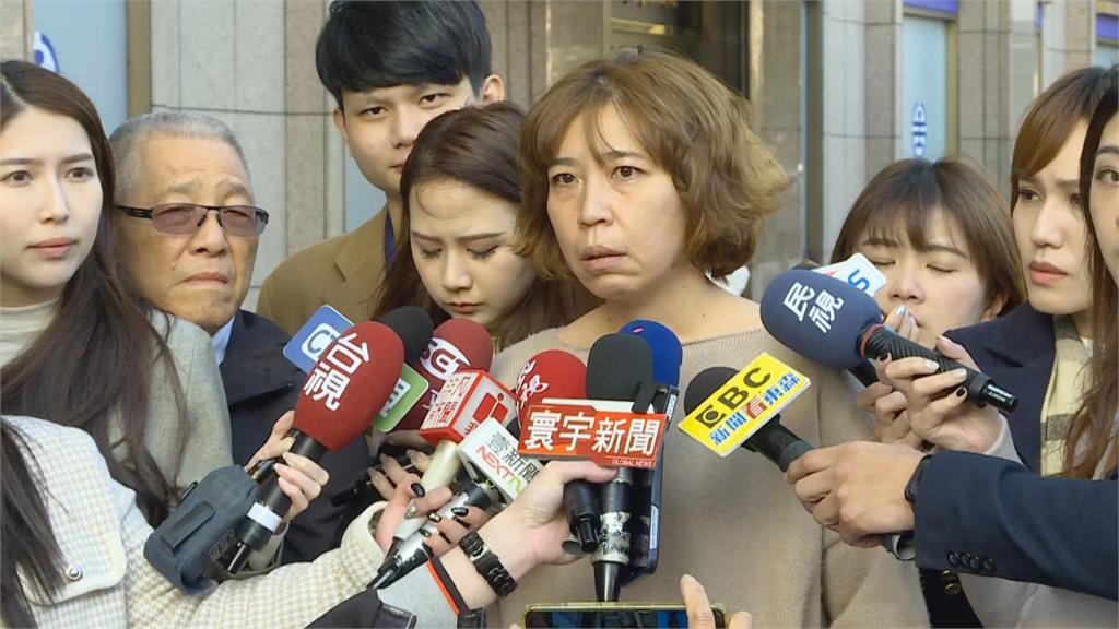 快新聞/臉書「代郭發聲不挺柯」引震撼 周孟蓉哽咽:守護國家無路可退