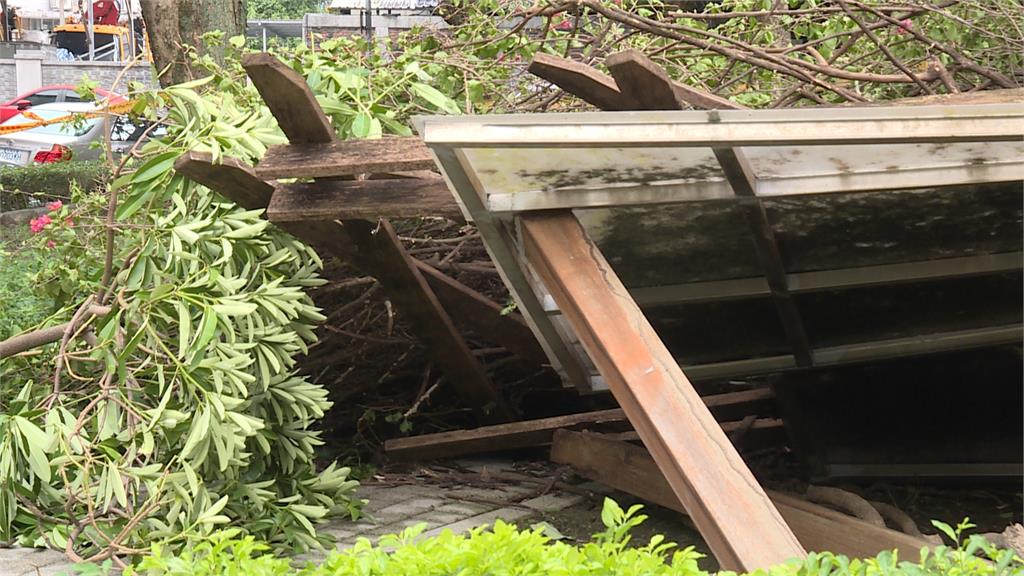 「卡努」颱風發威！強風豪雨釀災　北市萬有二號公園「涼亭倒塌」