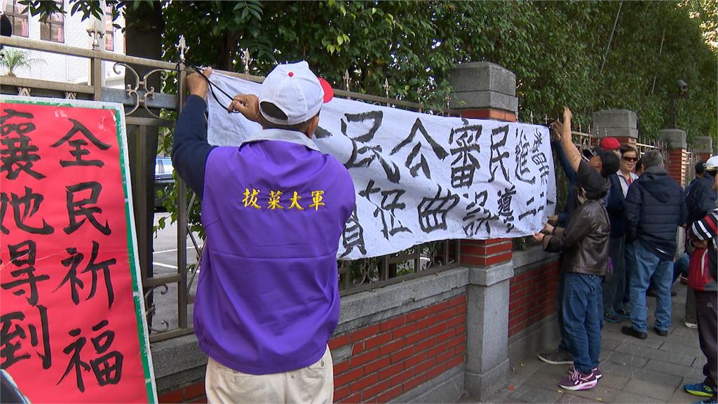 糗大了!「柯盈配」宣傳車卡古蹟門城 車輛被抓包屬「統戰團體」
