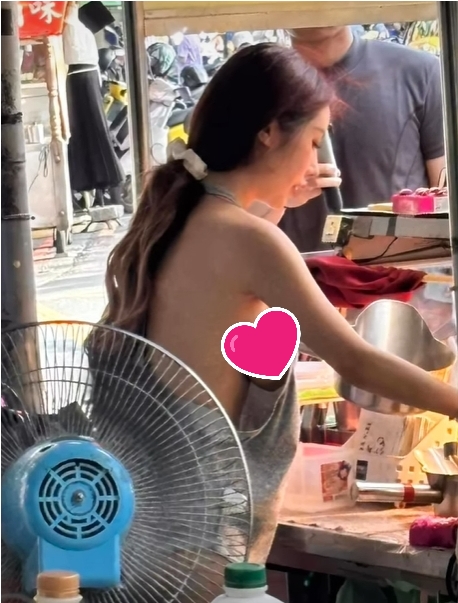 排骨酥闆娘「真材實料」!圍裙「側身大挖空」全被拍 隔壁攤認:我膚淺了