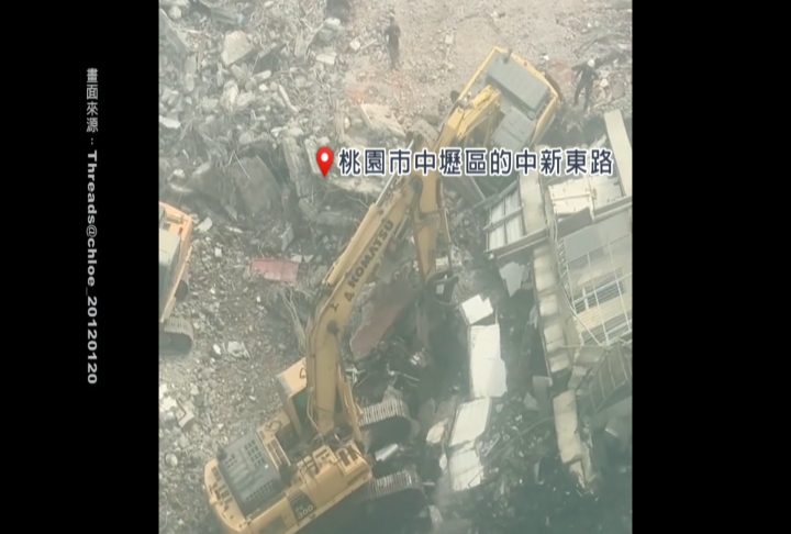 拆樓險翻覆！中壢挖土機半傾斜無法動彈　擋風玻璃被震裂、駕駛輕傷
