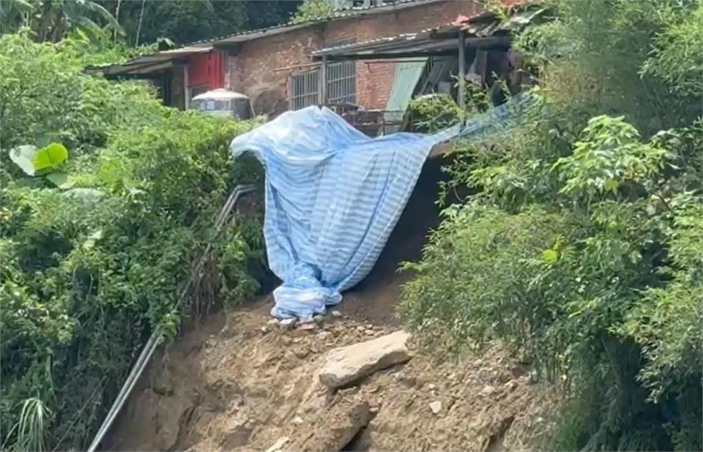 連日大雨狂炸地基掏空! 新竹北埔老房搖搖欲墜